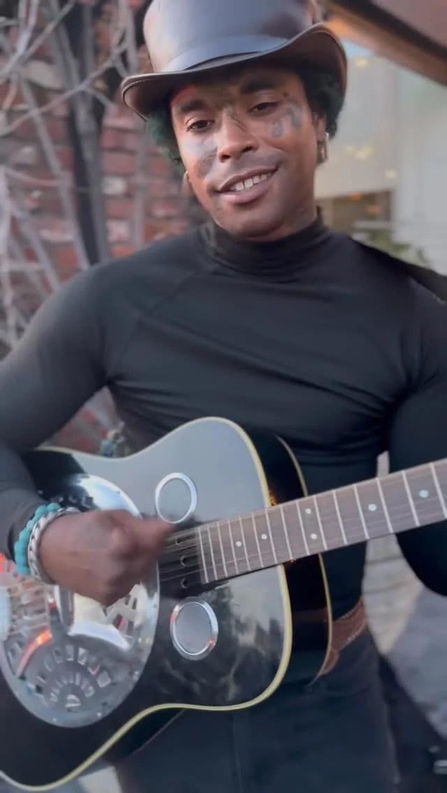 Los Angeles street performer #vibes #love with a custom shoutout to Vegas! Thank you Jack Lafitte